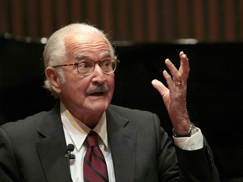 Carflos Fuentes durante una conferencia pronunciada en la Universidad Autónoma de México en noviembre de 2008