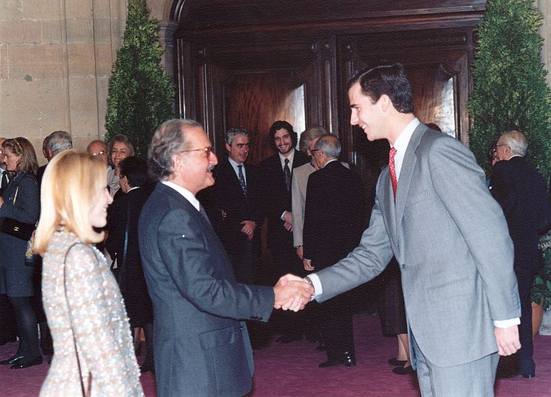 Carlos Fuentes saluda al Príncipe Felipe durante una de sus visitas a España