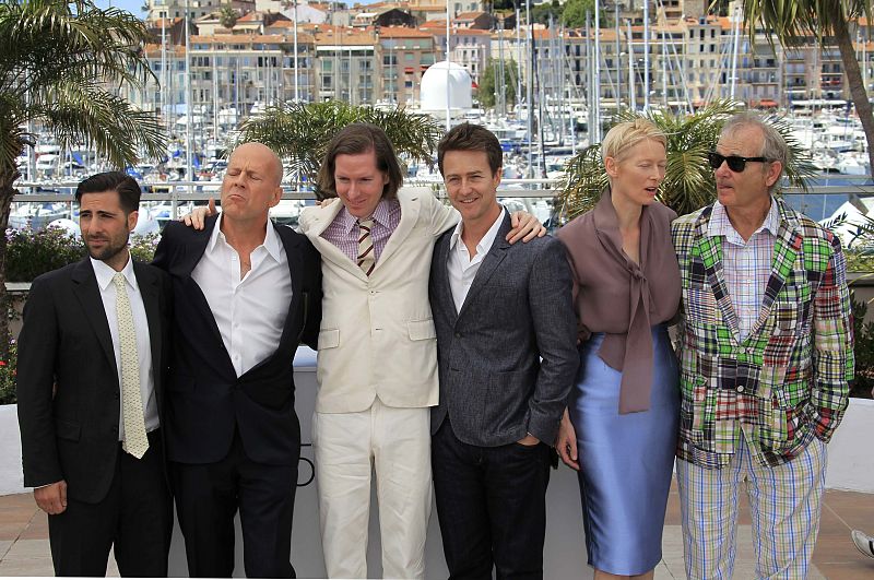 Wes Anderson posa con los protagonistas de 'Moonrise Kingdom' en Cannes