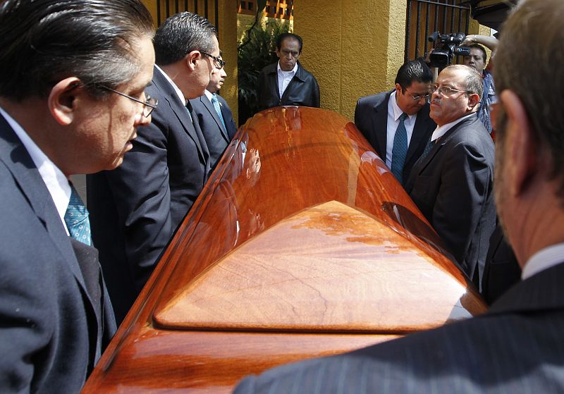 Pallbearers carry coffin with the body of Mexican novelist Fuentes out from his home in Mexico City