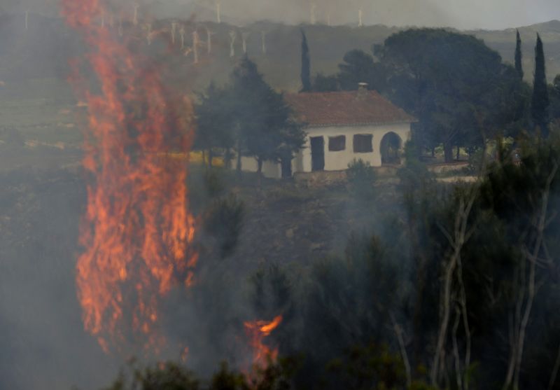 El fuego obliga a desalojar a los vecinos en la Rasquera