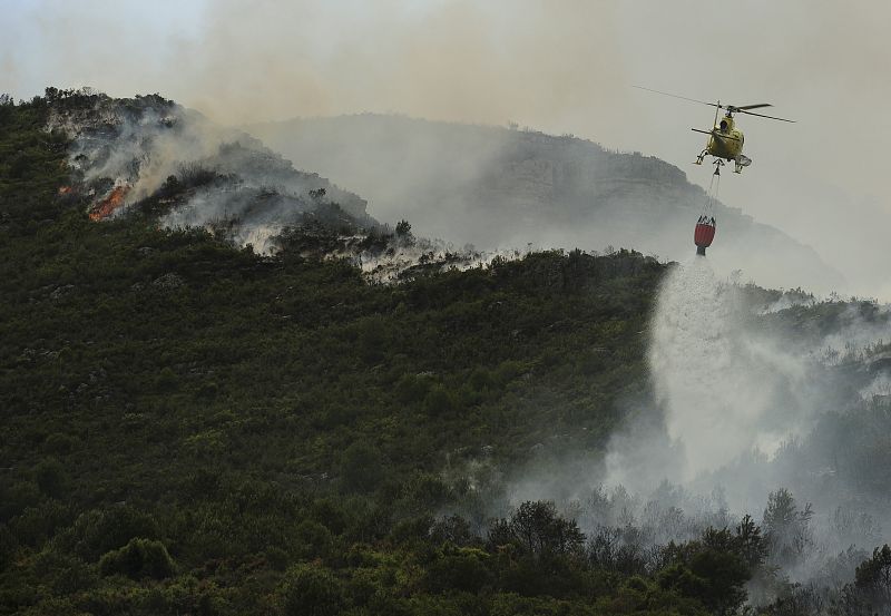 Un helicóptero lucha este miércoles contra el fuego en Rasquera