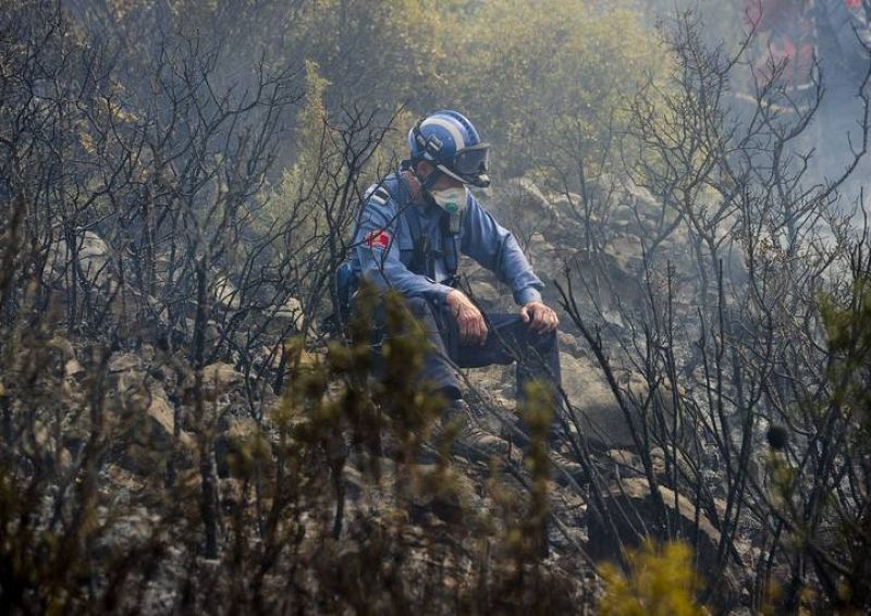 Un bombero descansa en el incendio de Rasquera este miércoles