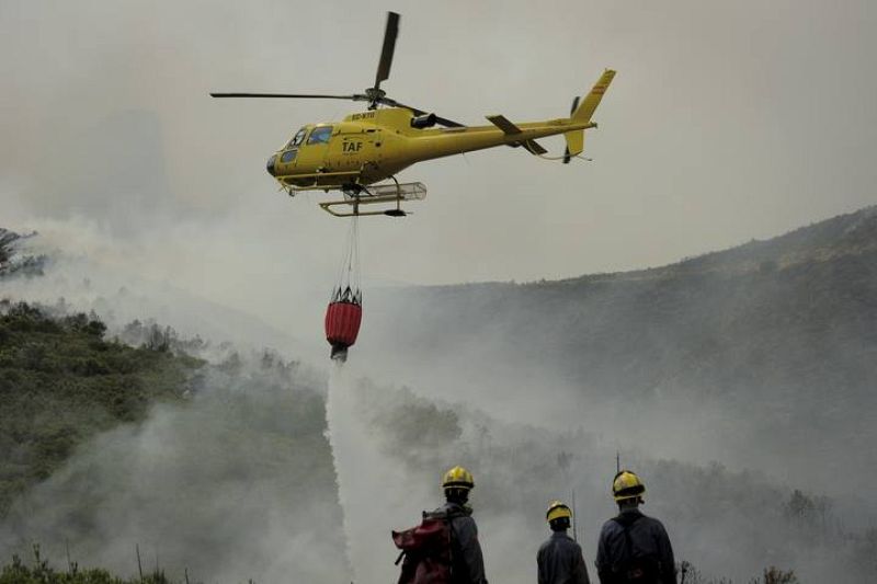 Dotaciones terrestres y aéreas combatiendo el fuego este miércoles