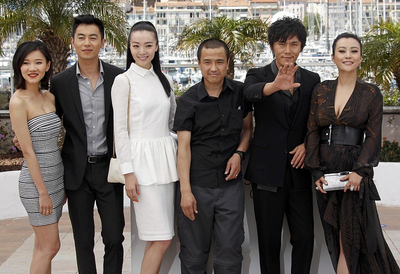 El director Lou Ye (C) posa con los protagonists de su película 'Mystery' (L to R) Chang Fangyuan, Zhu Yawen, Qi Xi, Qin Hao y Hao Lei