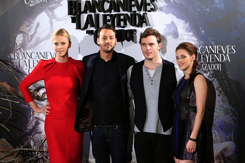 Charlize Theron y Kristen Stewart, las bellas de Blancanieves pisan Madrid
