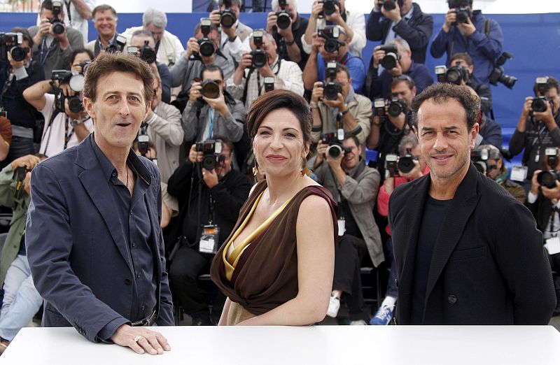El director Matteo Garrone (Dcha) y los actores Loredana Simioli y Nando Paone durante el photocall de "Reality"