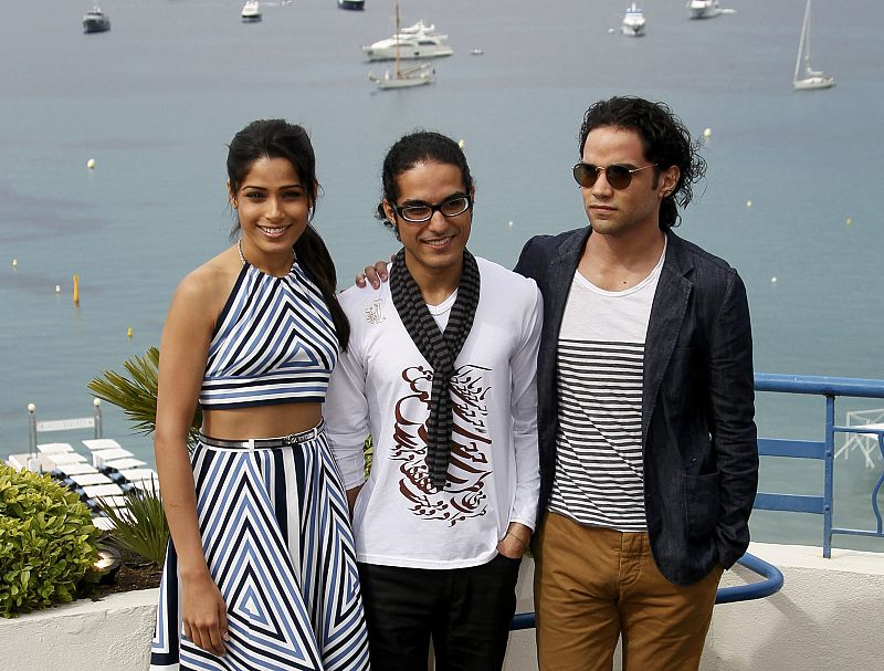 Freida Pinto (Izqda) y Reece Ritchie (Dcha) posan con la bailarina iraní Afshin Ghaffarian (Centro) durante la presentación de la película "Desert Dancer"