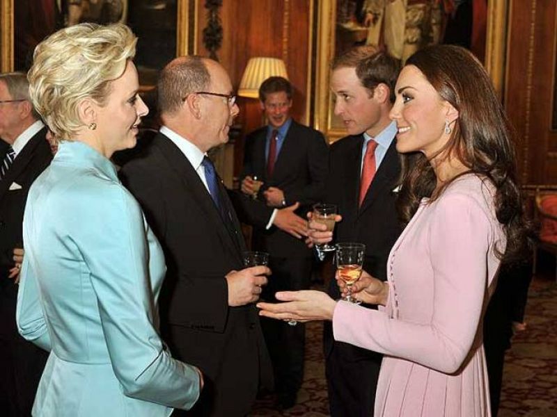 El príncipe Guillermo y su mujer, la duquesa de Cambridge, conversan con los príncipes Alberto II y Charlene de Mónaco durante una recepción en el castillo de Windsor.