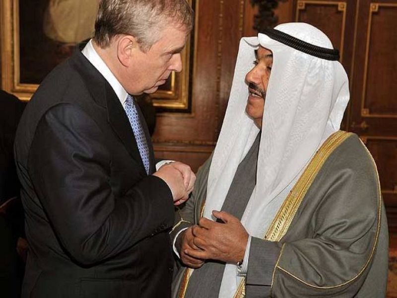 El príncipe Eduardo de Inglaterra saluda al emir catarí Hamad bin Khalifa al-Thani, que tampoco ha faltado a la mayor reunión de monarcas reinantes de la última década.