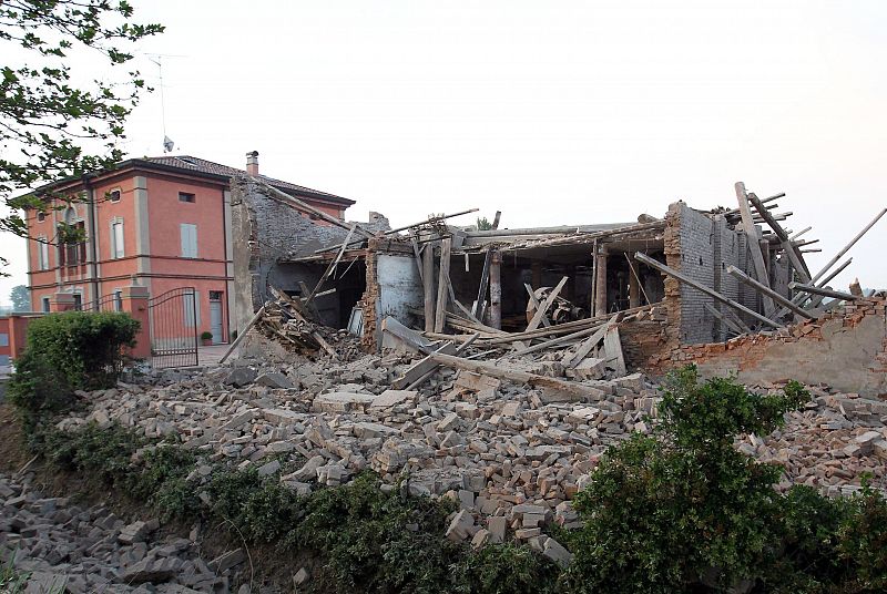Vista del estado de un edificio tras el terremoto de 5,9 grados de magnitud en la escala Richter al norte de Italia