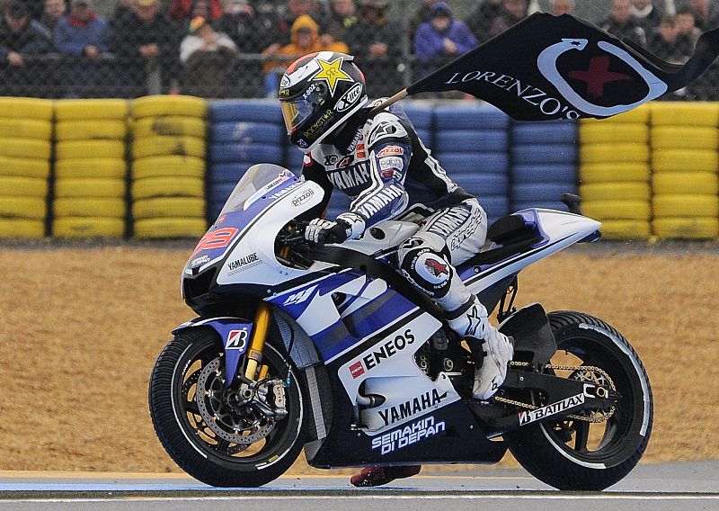 Lorenzo lució en Francia la bandera de Lorenzo's Land.