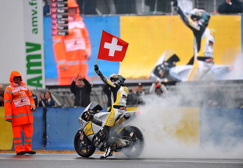 Luthi quemando rueda después de vencer la carrera de Moto2.