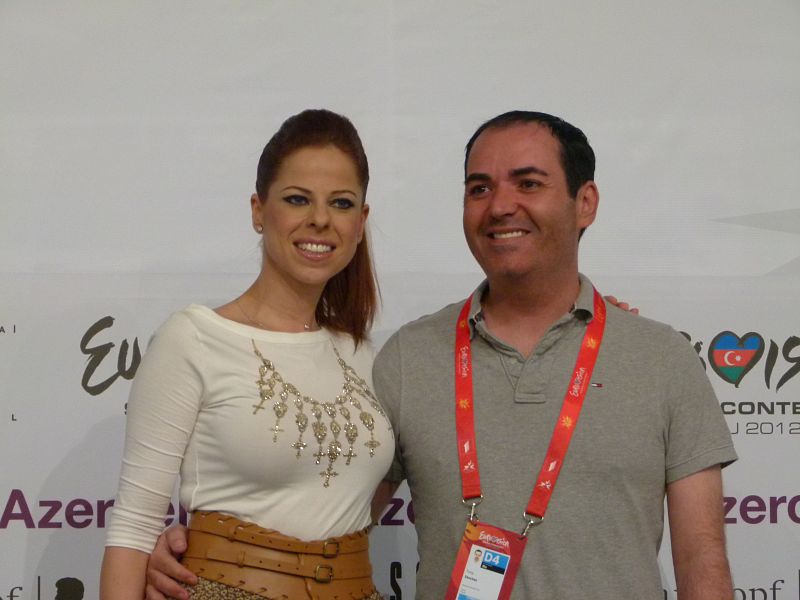 Pastora posa junto a Tony Sánchez, autor de "Quédate conmigo"