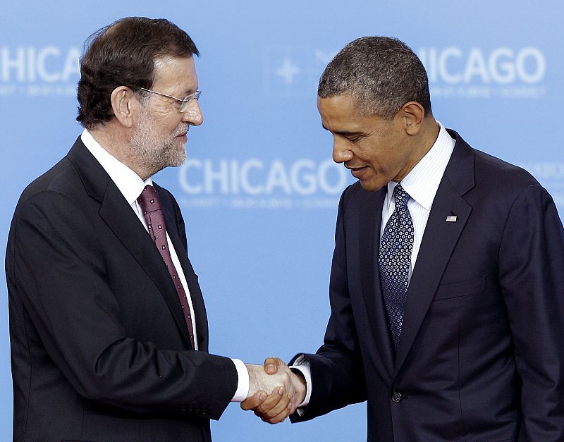 Mariano Rajoy y Barack Obama se saludan al inicio de la cumbre de la OTAN