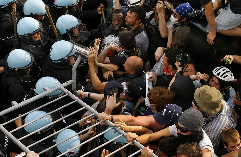 MANIFESTANTES CONTRA LA OTAN Y LA POLICÍA SE ENFRENTAN EN LAS CALLES DE CHICAGO