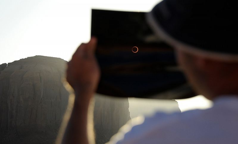 Un aficionado disfruta del eclipse de sol mirando a través de una radiografía