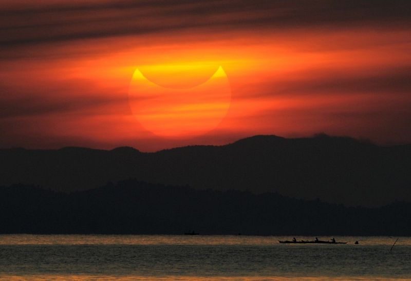 Una vista del eclipse solar desde la ciudad de Gumaca, al sudeste de Manila (Filipinas)