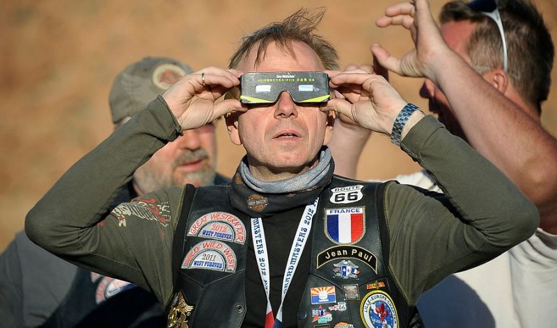 Los aficionados a los eclipses han empleado gafas especiales para poder mirar directamente al Sol sin dañarse los ojos