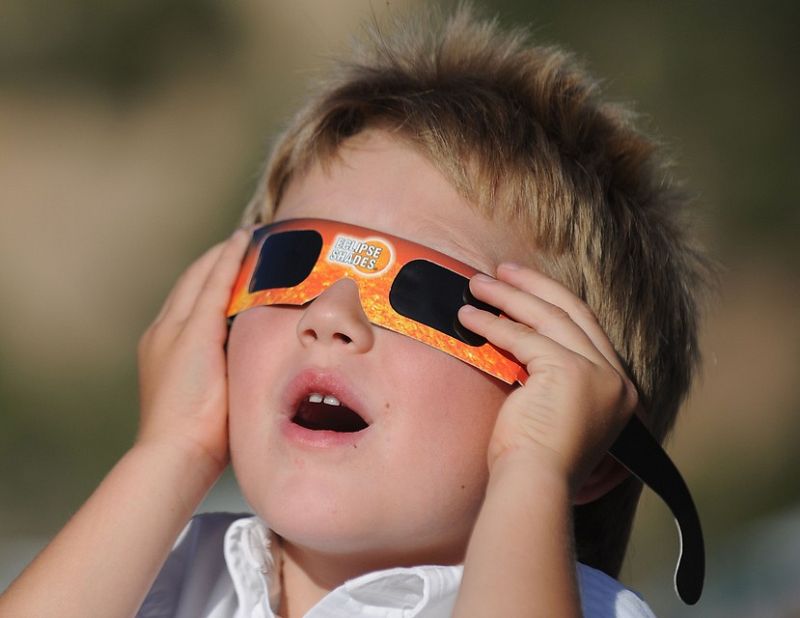 En cuanto a las precauciones a tomar para observar el eclipse, los expertos habían advertido que nadie debe mirar directamente hacia el Sol