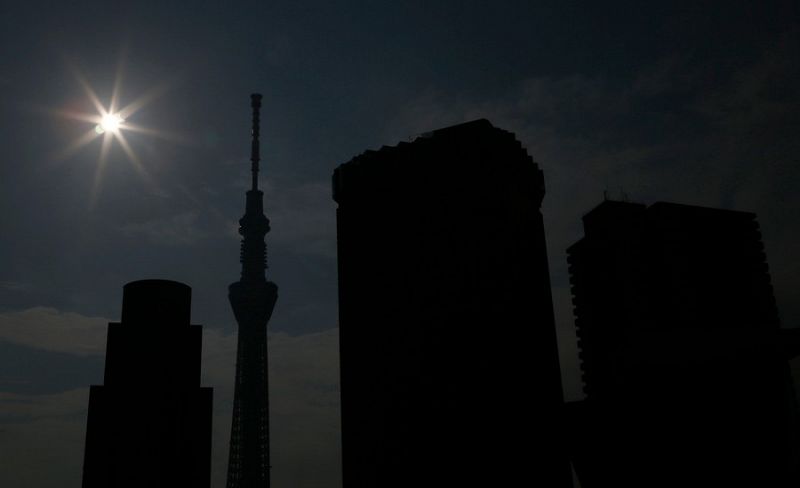 Un eclipse parcial de Sol ha sido visible en zonas de Asia (al amanecer), como en esta imagen de Tokio, y en Estados Unidos (al atardecer)