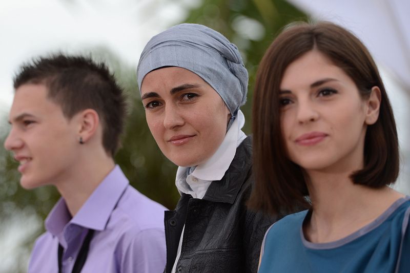 (De izquierda a derecha) El actor Ismir Gagula, la directora Aida Begic y la actriz Pikic posan durante el photocall de "Djeca" (Children of Sarajevo)