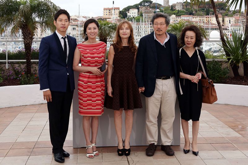(De izquierda a derecha) el actor Yu Jun Sang, la actriz Moon Sori, Isabelle Huppert, el director director Hong Sangsoo y la actriz Youn Yuh-jung posan durante el photocall de"Da-Reun Na-Ra-E-Suh" (In Another Country)