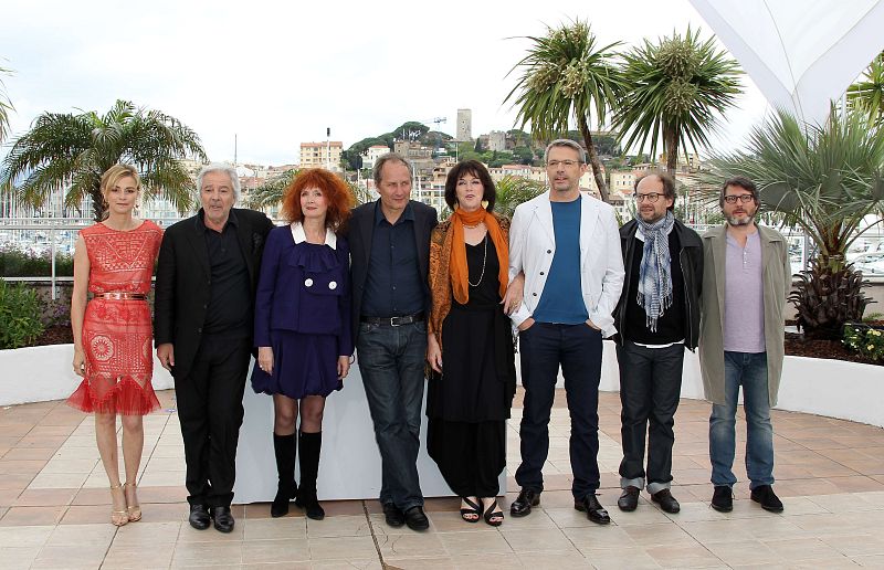 (De izquierda a derecha) Los actores Anne Consigny, Pierre Arditi, Sabine Azema, Hippolyte Girardot, Annie Duperey, Lambert Wilson, Denis Podalydes y el director Bruno Podalydes en el photocall de la película "Vous n'avez encore rien vu !" (You ain'
