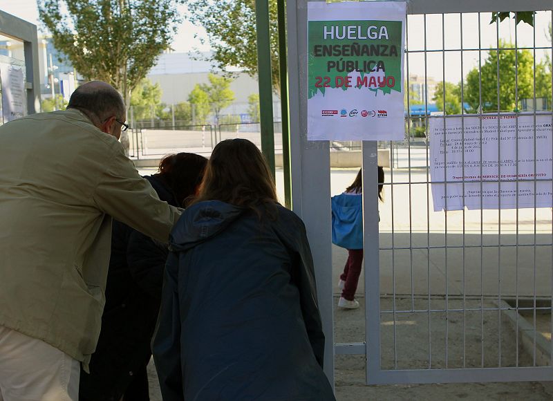 Una niña acude al su colegio en Madrid en el día de huelga