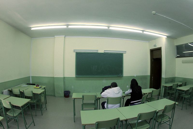 Dos alumnos en una clase de un instituto de Madrid el día de la huelga