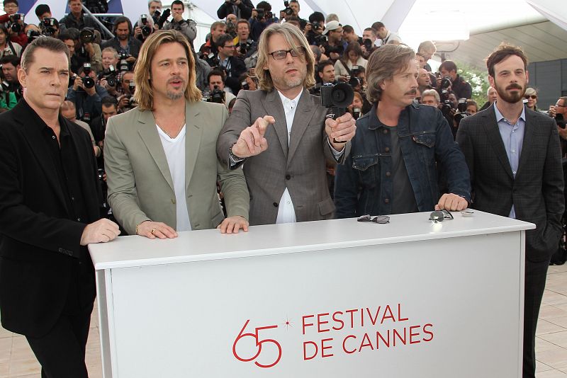 (De I. a D.) Ray Liotta, Brad Pitt, el director director Andrew Dominik, Ben Mendelsohn y Scoot McNairy durante el photocall  de "Killing them Softly", en Cannes