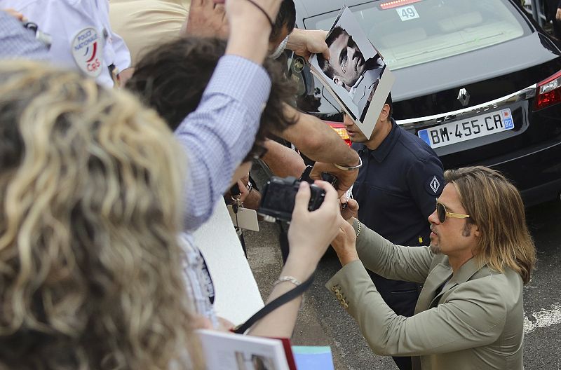 Brad Pitt firmando autógrafos en la presentación de "Killing Them Softly", en Cannes