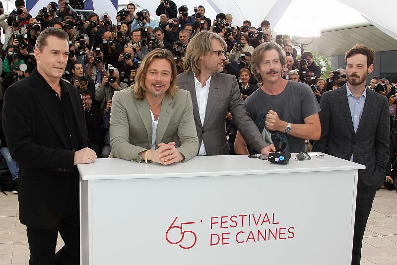 (De I. a D.) Ray Liotta, Brad Pitt, el director Andrew Dominik, Ben Mendelsohn y Scoot McNairy durante el photocall de "Killing them Softly", en Cannes