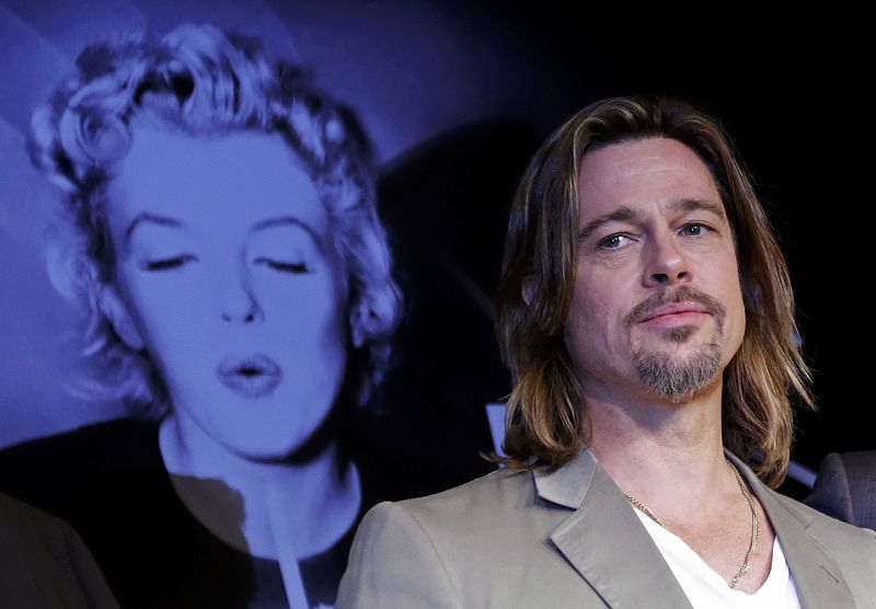 Brad Pitt delante del cartel del 65 aniversario del festival de Cannes, protagonizado por Marilyn Monroe