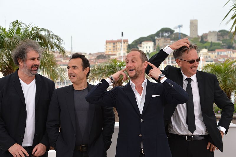 (Desde la Izquierda) El actor y director Gustave Kerven, el actor y director Albert Dupontel, el actor Benoit Poelvoorde y el actor y director Benoit Delepine durante el photocall de "Le Grand Soir"