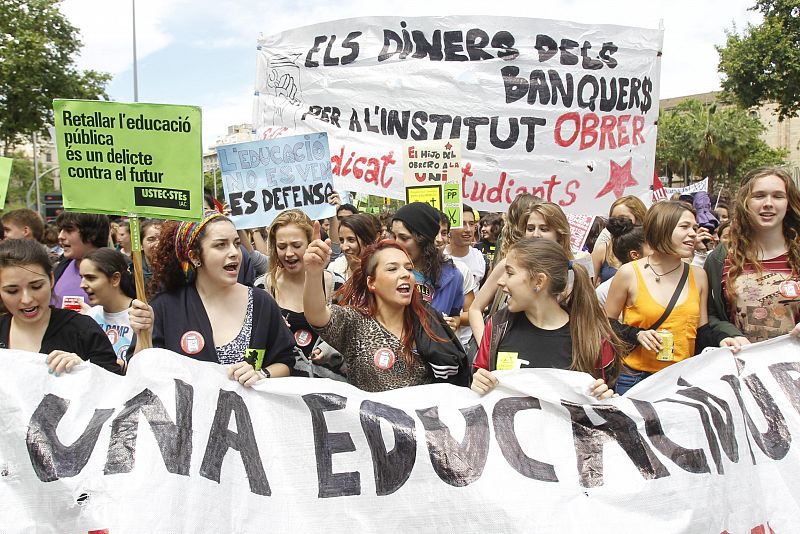 Miles de estudiantes se manifiestan en Barcelona contra los recortes