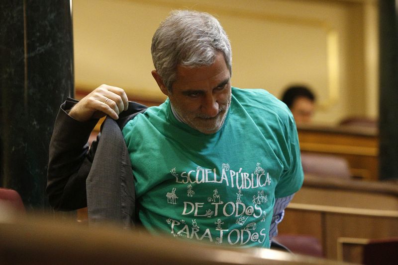 Gaspar Llamazares luce la camiseta verde de apoyo a la educación pública en el Congreso