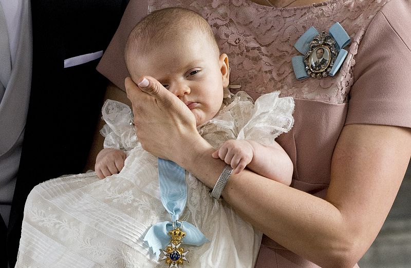 La princesa Estelle se ha mostrado muy tranquila durante todo el bautizo. Tanto que se ha quedado dormida en los brazos de su madre
