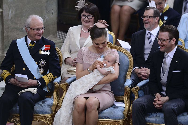 El Príncipe Calos Gustavo de Suecia mira con ternura a su nieta