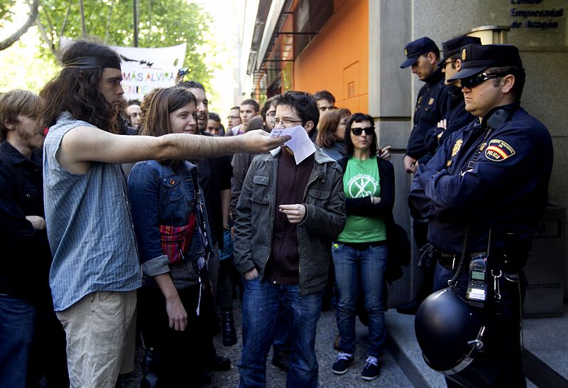 Cientos de alumnos se manifiestan ante la puerta de la Consjería de Educación del Gobierno aragonés