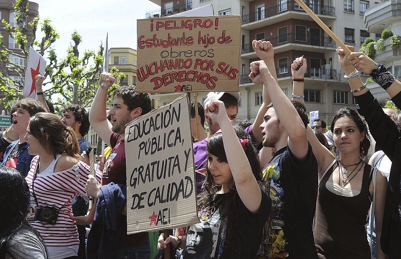 Miles de estudiantes se manifiestan en León contra los recortes en educación