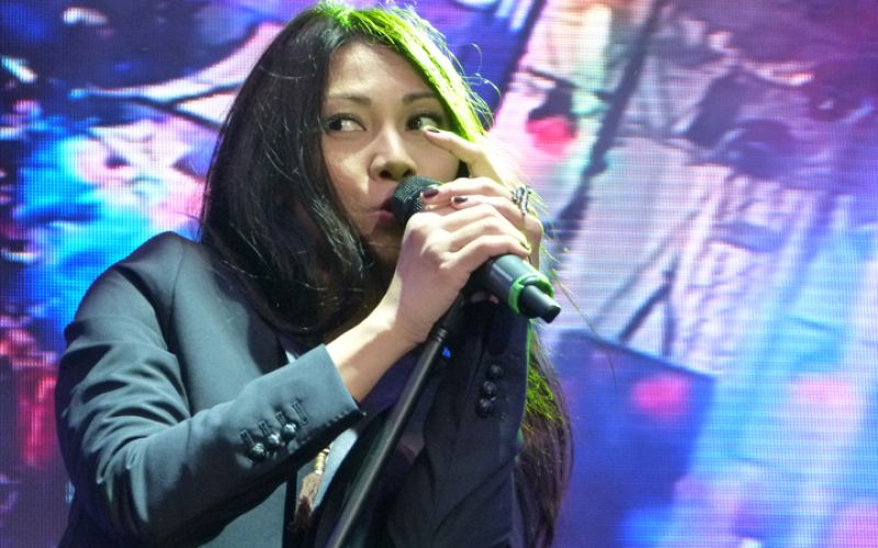 La francesa Anggun, durante su actuación en el Euro Village