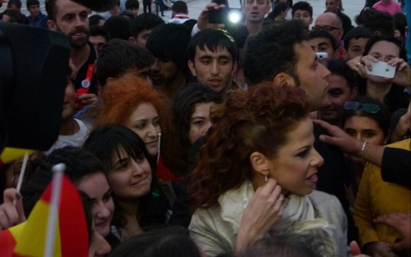 "Quédate conmigo" triunfa entre los jóvenes azeríes.