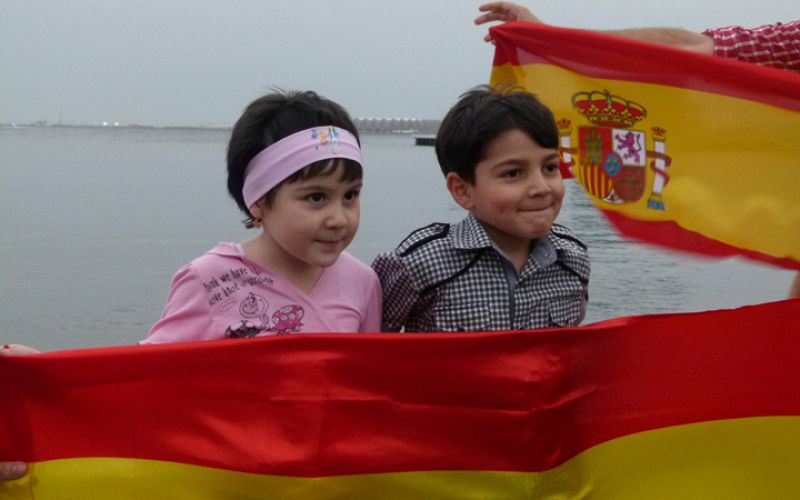 Dos niños bakuenses apoyan la candidatura española en Eurovisión 2012