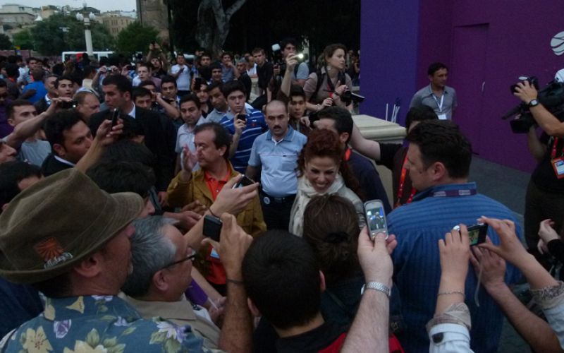 Pastora saluda a su público.