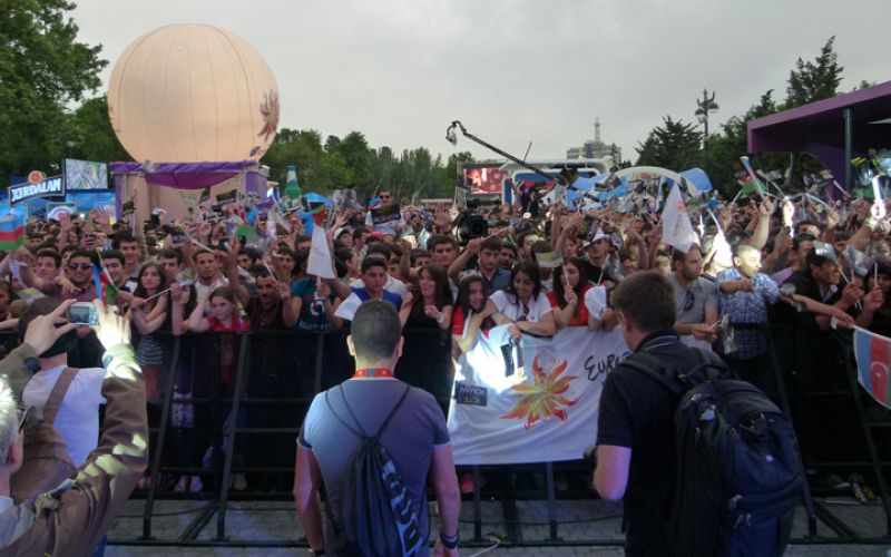 Cientos de azeríes asisten al concierto celebrado en el Euro Village