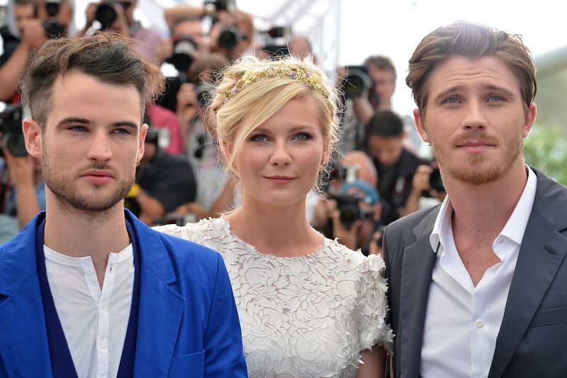 Los actores Tom Sturridge y Garrett Hedlund rodean a Kirsten Dunst en la presentación de 'On the road', de Walter Salles.