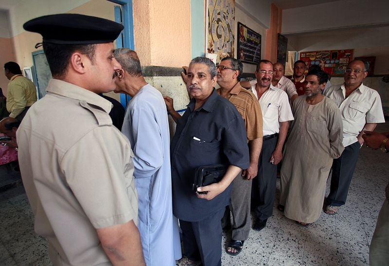 Varios egipcios esperan para entrar a votar en un colegio electoral en El Cairo.