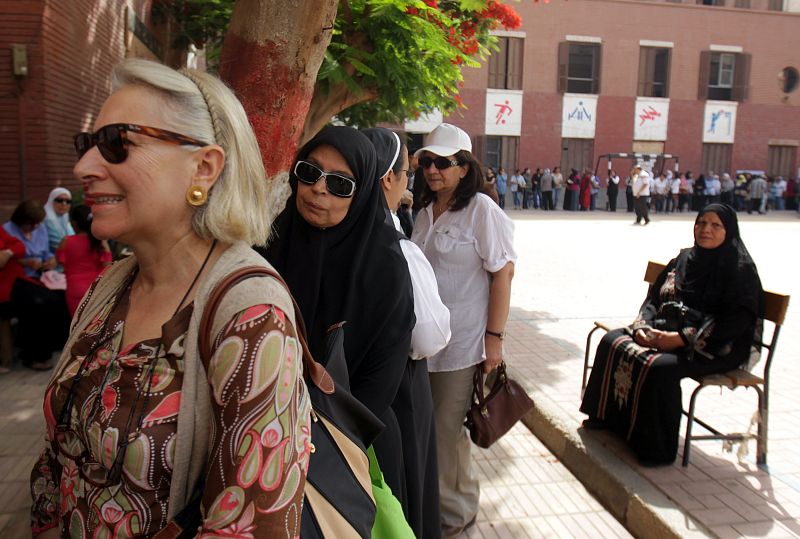 Mujeres ejerciendo su derecho a voto en la primera vuelta de unos históricos comicios presidenciales.
