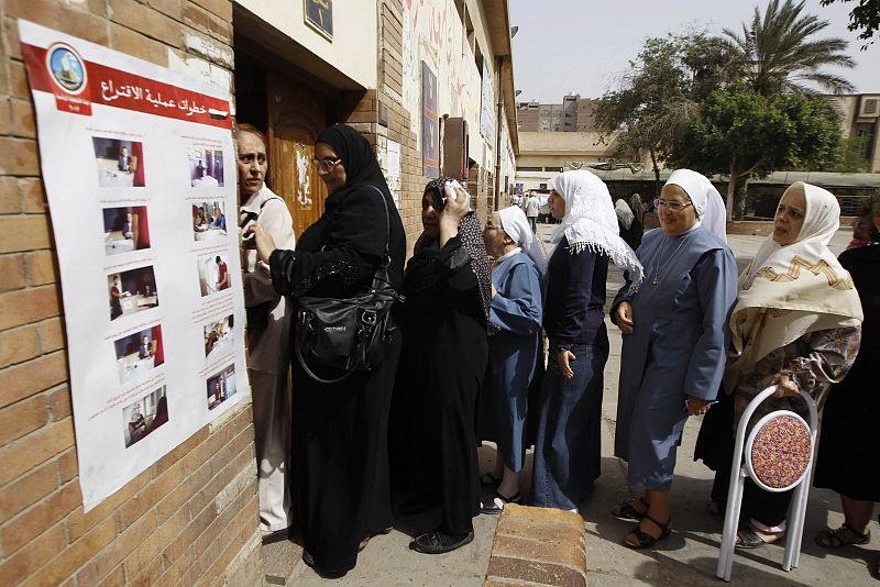 Un grupo de mujeres espera su turno para votar en las elecciones presidenciales egipcias.